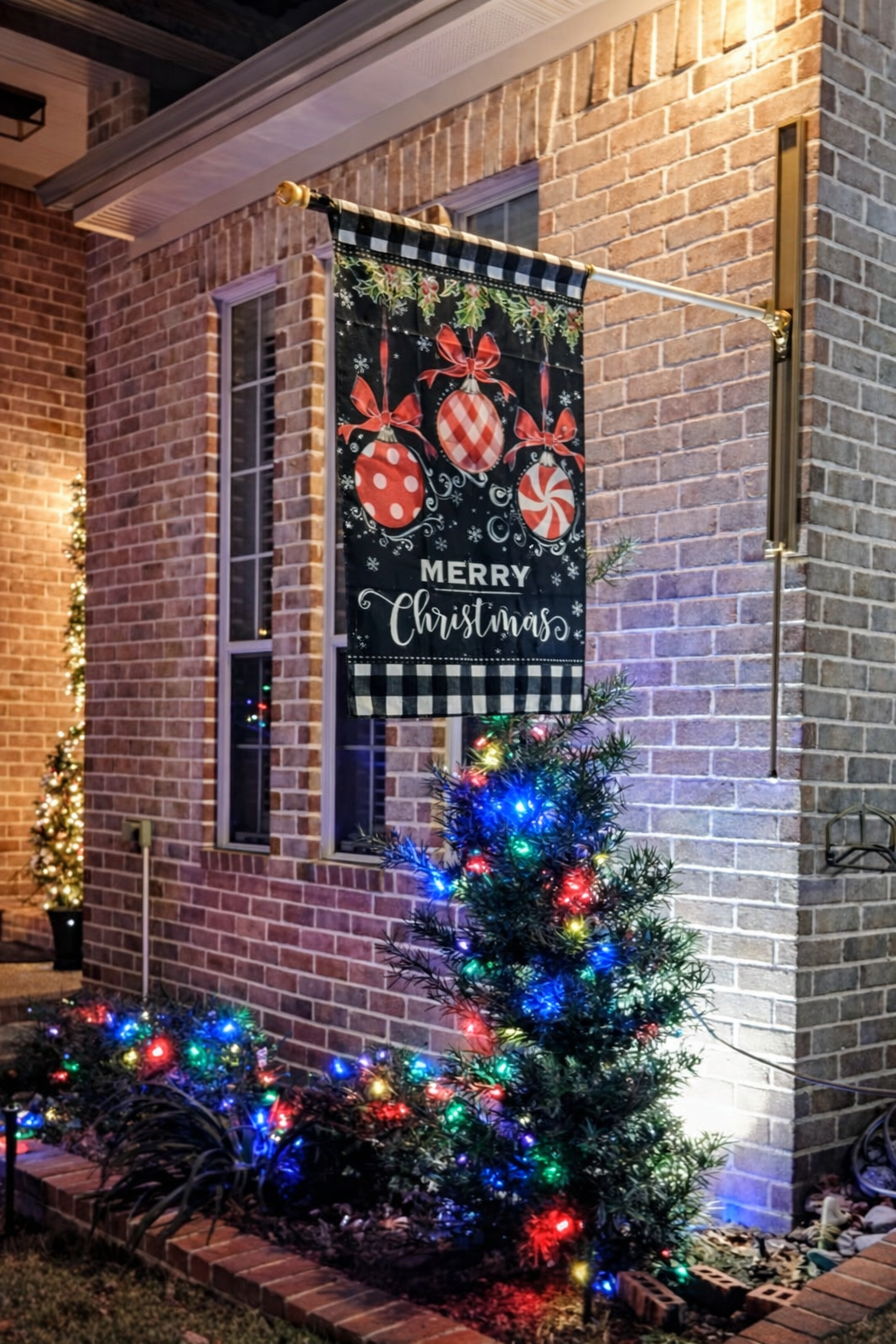 Gold VersaMast System displaying Merry Christmas holiday flag at night